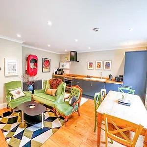 Unique 2 Bed In The Heart Of With Parking Apartment