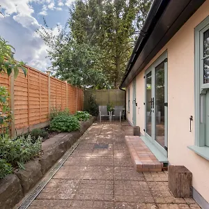 Pass The Keys Charming Garden With Parking Holiday home